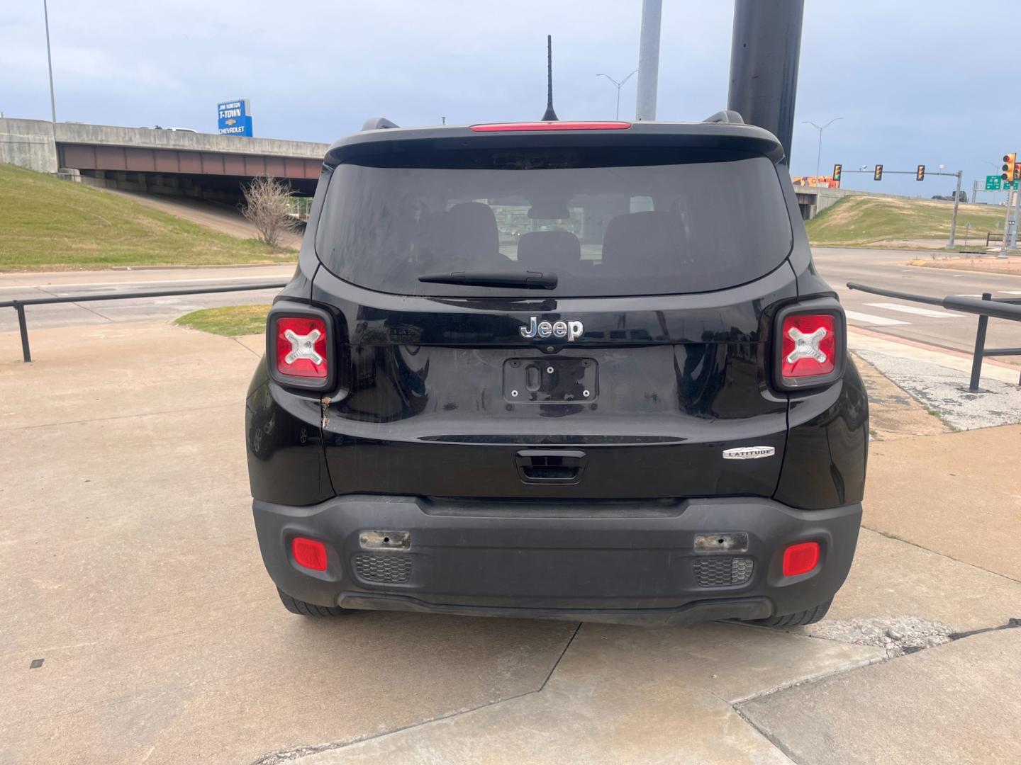 2018 BLACK JEEP RENEGADE LATITUDE Latitude FWD (ZACCJABB9JP) with an 2.4L L4 DOHC 16V engine, 6M transmission, located at 8101 E. Skelly Dr., Tulsa, OK, 74129, (918) 592-3593, 36.121891, -95.888802 - Photo#4